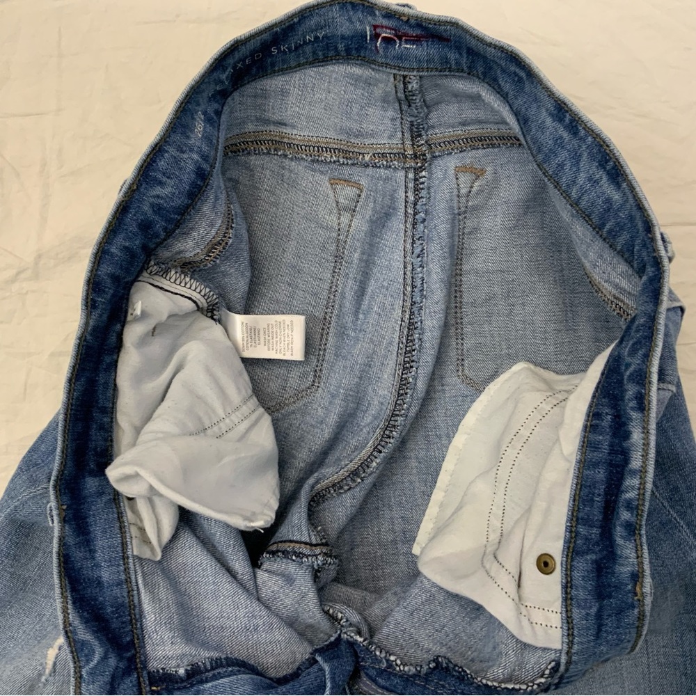 Ann Taylor Loft Relaxed Skinny Jeans 
Size 2/26 
Light Wash Distressed Denim - Picture 10 of 16